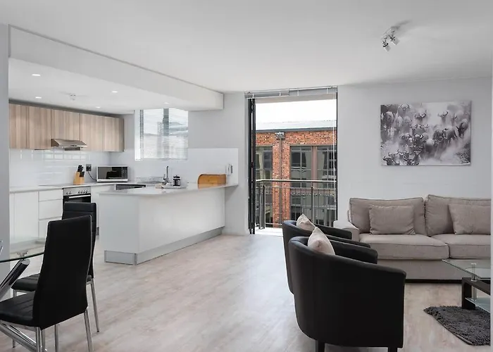 Large And Spacious Apt In De Waterkant Next To V&A