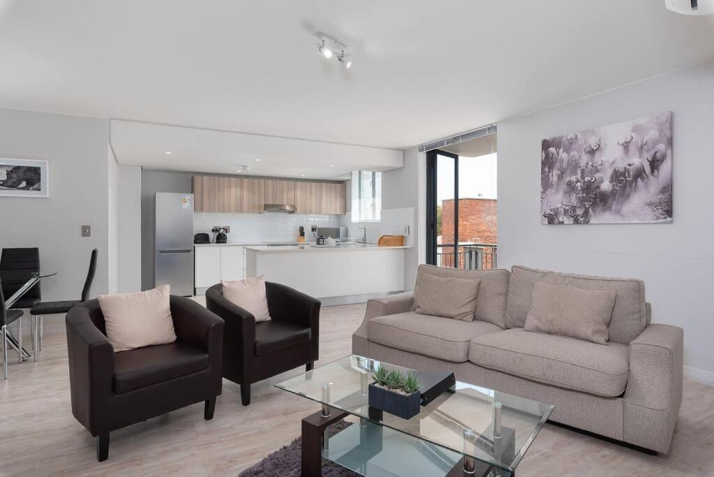 Large And Spacious In De Waterkant Next To V&a Apartment *