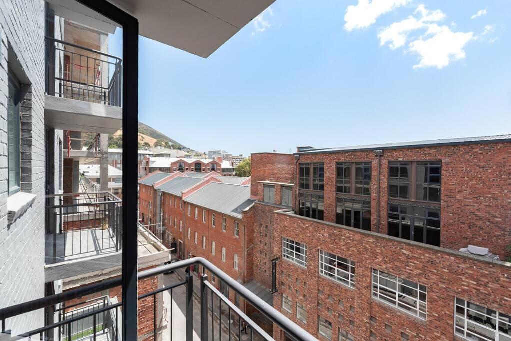 Large And Spacious In De Waterkant Next To V&a Apartment